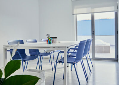Sala de reuniones amplia y luminosa dotada con una gran mesa y sillas, además de salida a la azotea de Origen Work Center