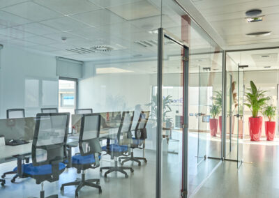 Instalaciones de Origen Work Center, sala de reuniones acristalada